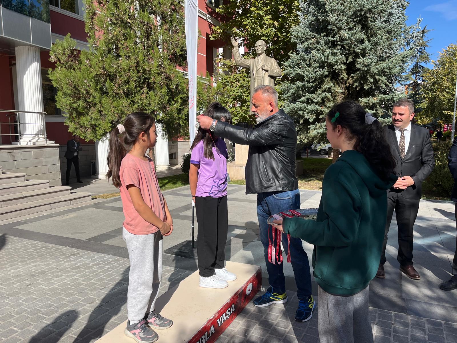 Cumhuriyetin 102. Yılı’na Özel Kros Koşusu Heyecanı Yaşandı (2)