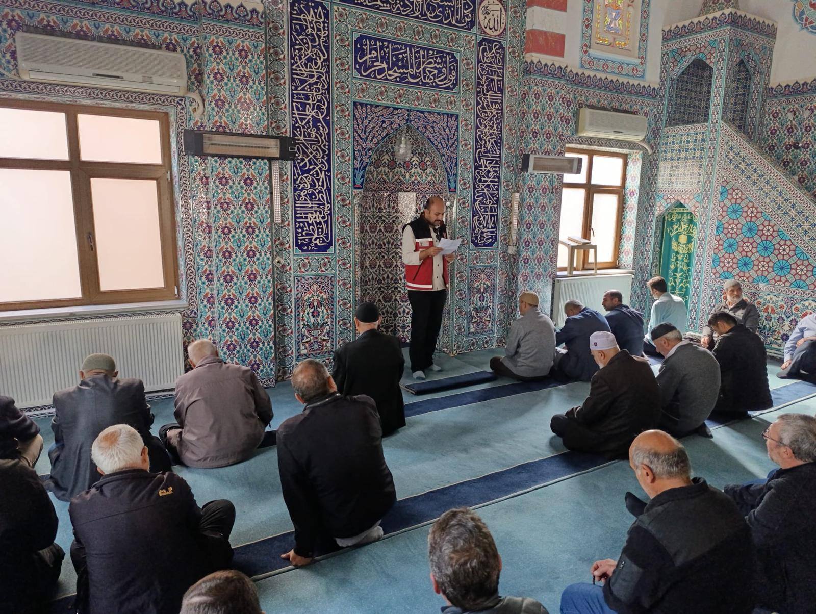 Kırmızı Yelekliler Cami Cemaatini Aydınlattı1