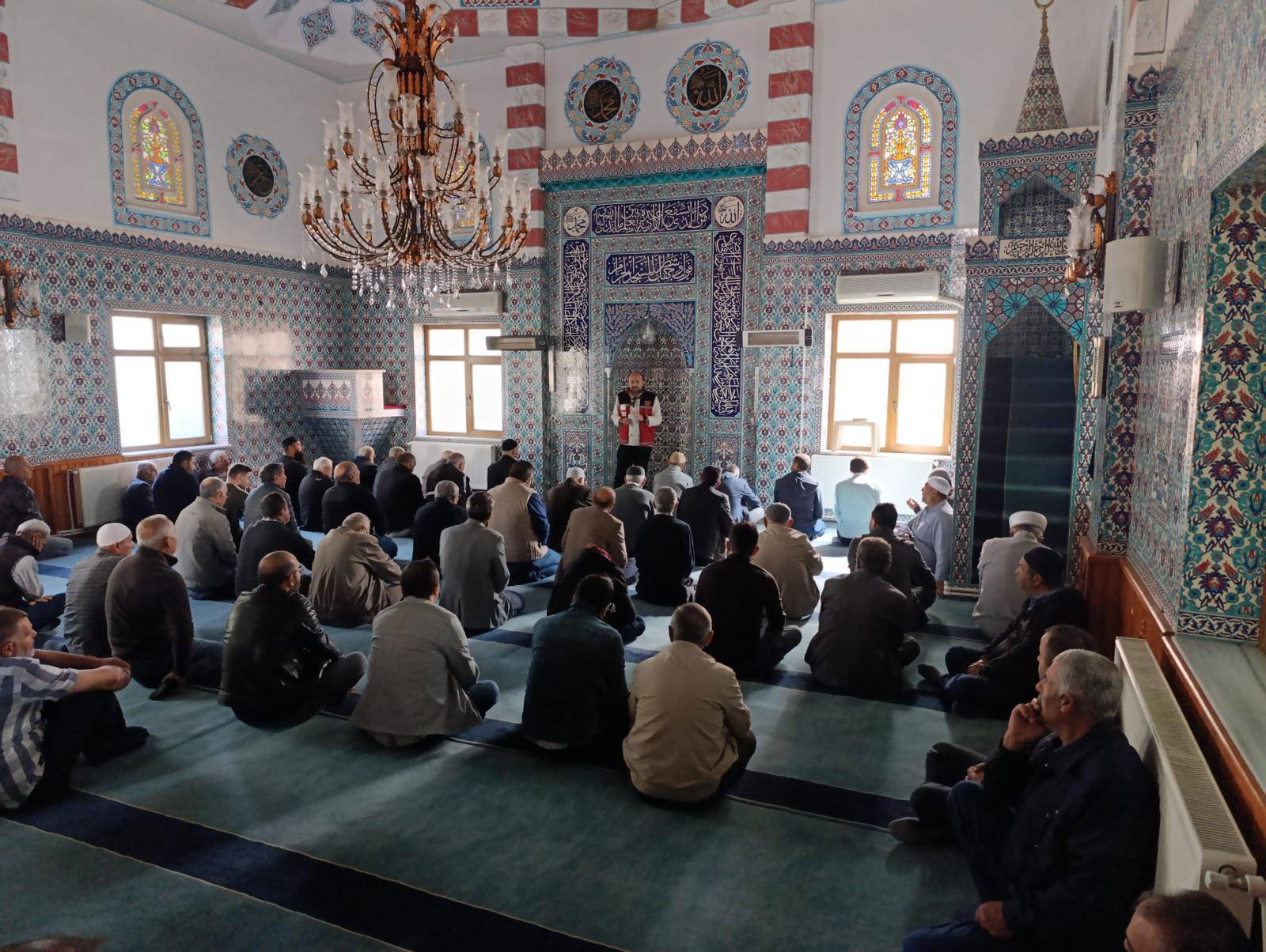 Kırmızı Yelekliler Cami Cemaatini Aydınlattı3