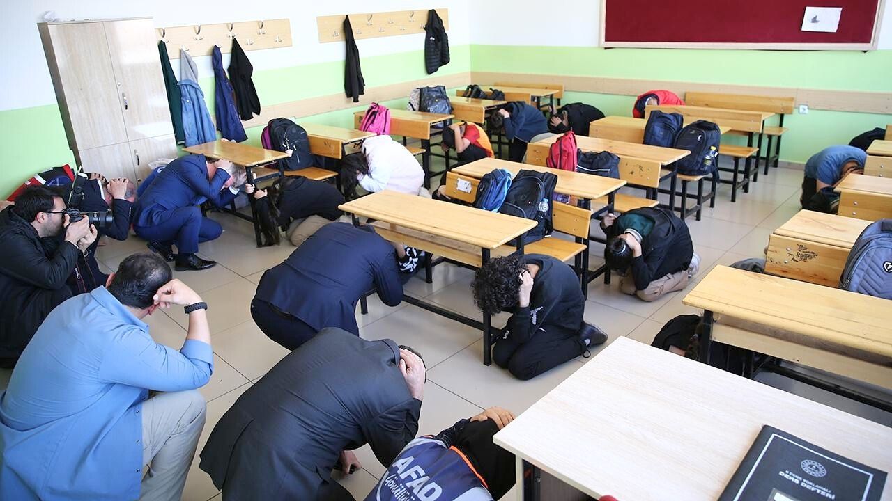 Kırşehir’de Eş Zamanlı Afet Alarmı Öğrenciler Harekete Geçiyor