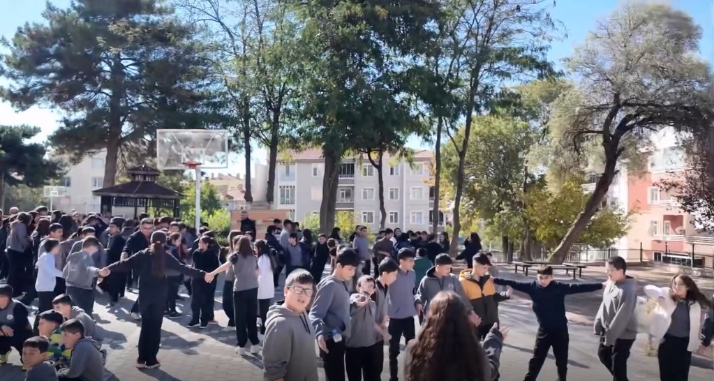 Okullarda Eş Zamanlı Deprem Tatbikatı Gerçekleştirildi (2)