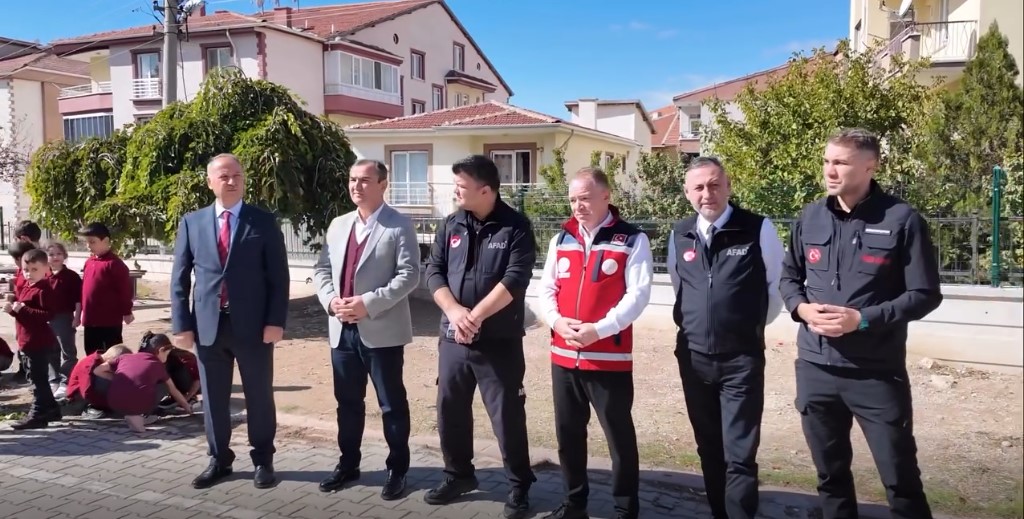 Okullarda Eş Zamanlı Deprem Tatbikatı Gerçekleştirildi (3)