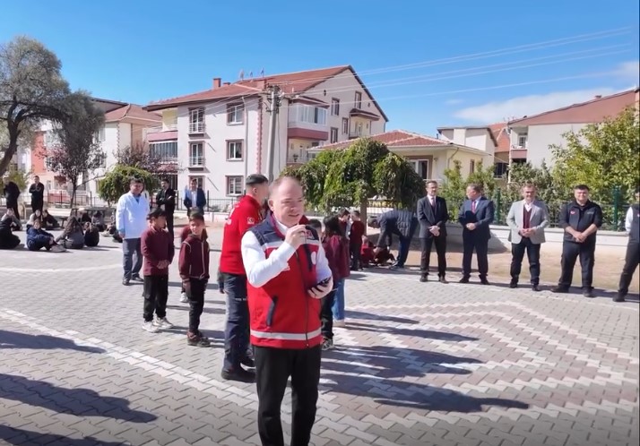 Okullarda Eş Zamanlı Deprem Tatbikatı Gerçekleştirildi (5)