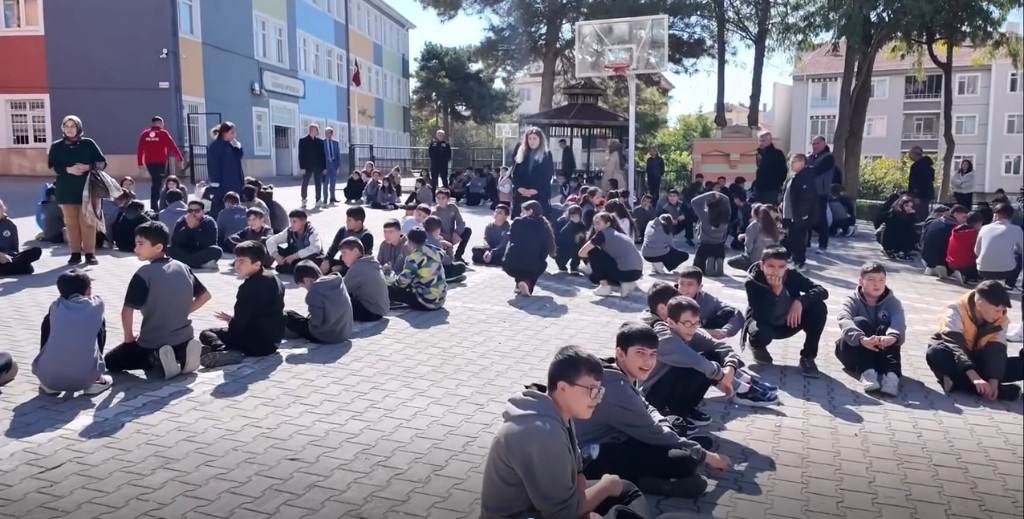 Okullarda Eş Zamanlı Deprem Tatbikatı Gerçekleştirildi (6)