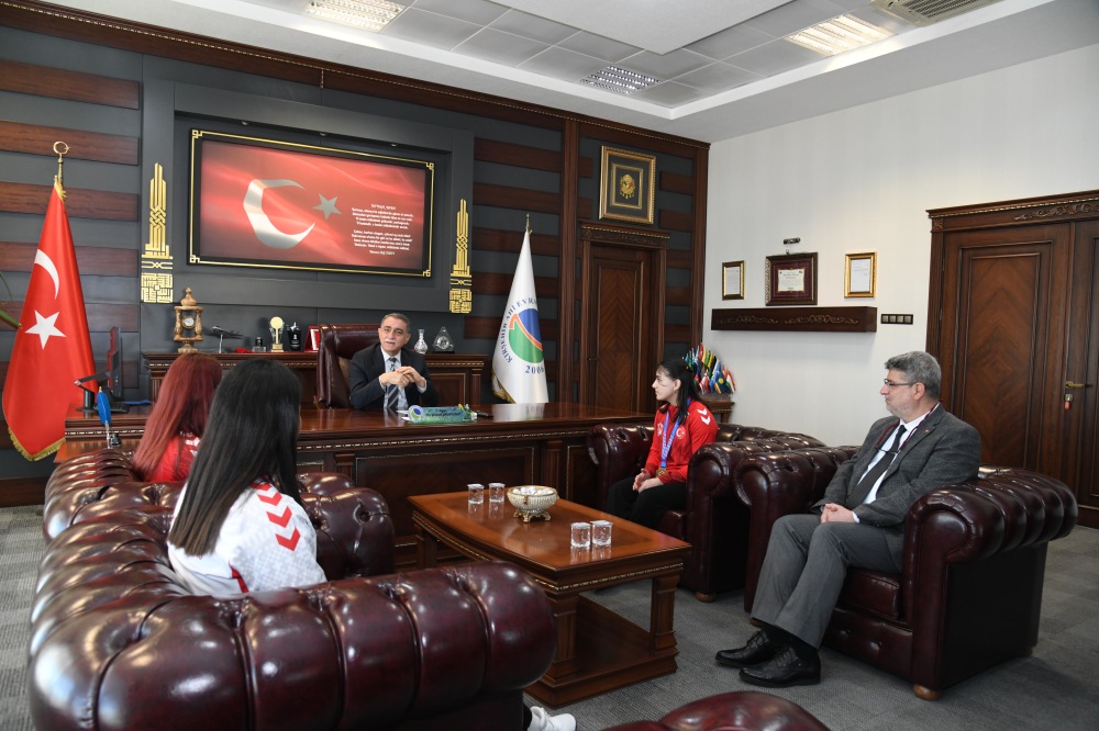 Rektör Karahocagil, Şampiyonları Ağırladı1