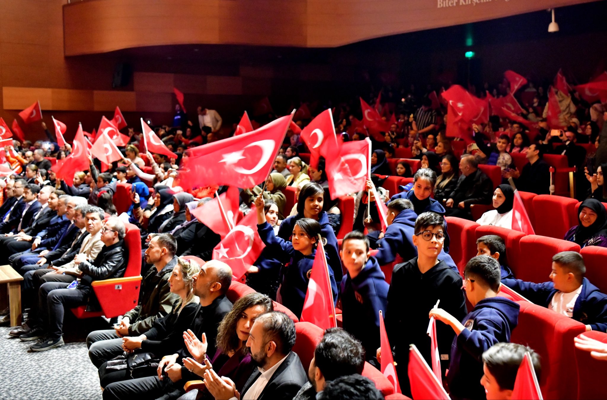 Sanatçı Yücel Arzen Ve Gençler Aynı Sahnede Buluştu2