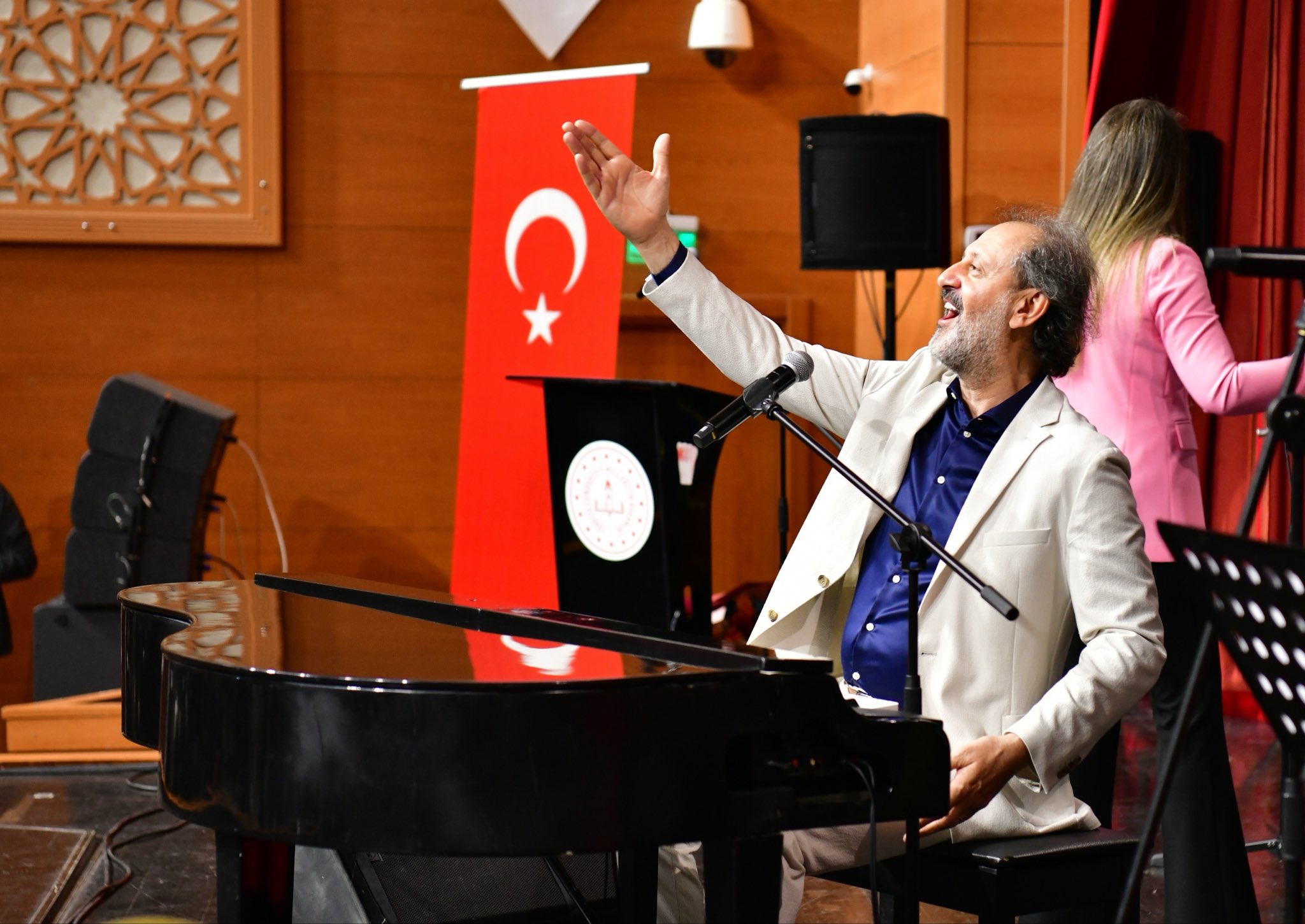 Sanatçı Yücel Arzen Ve Gençler Aynı Sahnede Buluştu3