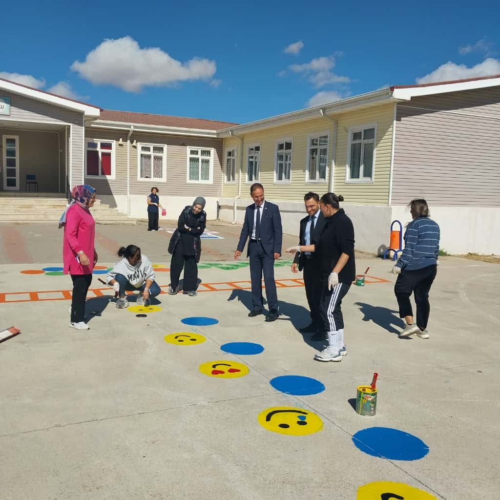 Veliler Okul Bahçesini Rengârenk Bir Oyun Alanına Dönüştürdü5