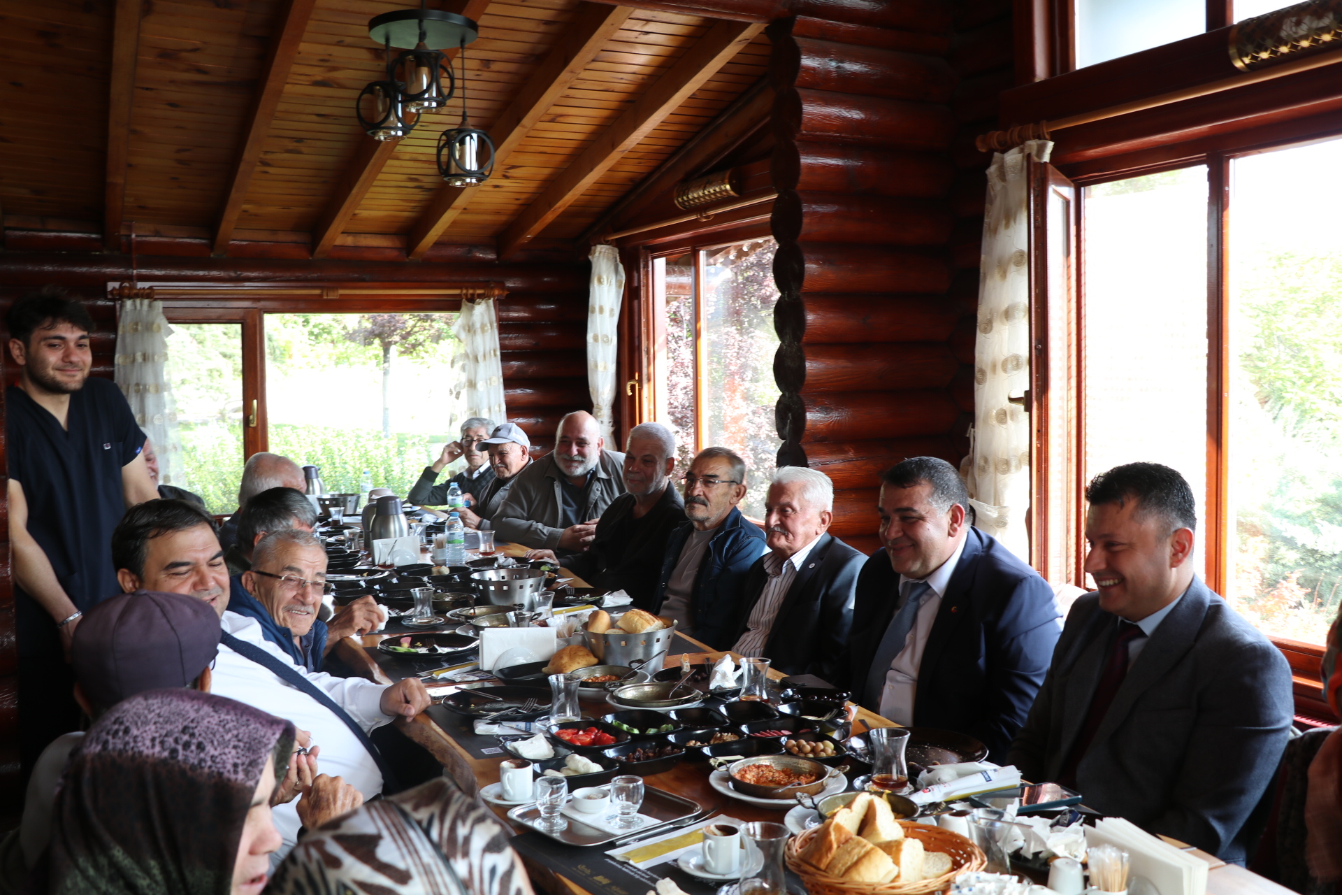 Yaşlılara Vefa Örneği Gösterildi, Kahvaltı Sofrasında Sıcak Buluşma1