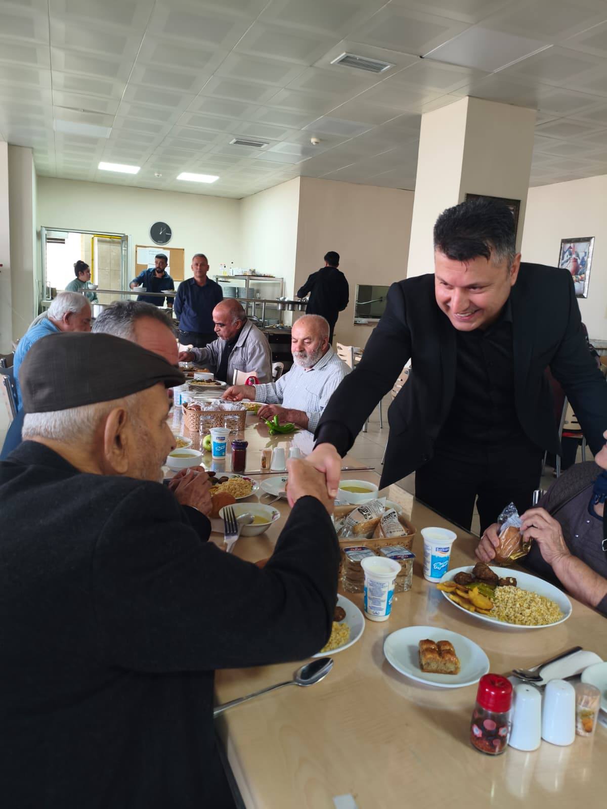 Büyüklerin Tebessümü Gönülleri Isıttı