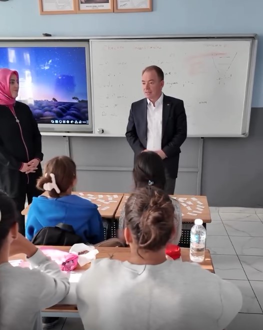 Gülşen, İngilizce Konuşma Kulübü’nde Öğrencilerle Bir Araya Geldi (1)