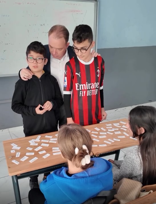 Gülşen, İngilizce Konuşma Kulübü’nde Öğrencilerle Bir Araya Geldi (2)