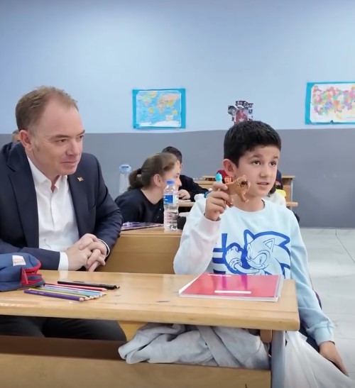 Gülşen, İngilizce Konuşma Kulübü’nde Öğrencilerle Bir Araya Geldi (4)