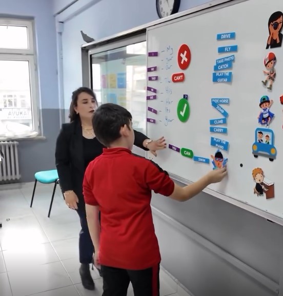 Gülşen, İngilizce Konuşma Kulübü’nde Öğrencilerle Bir Araya Geldi (5)