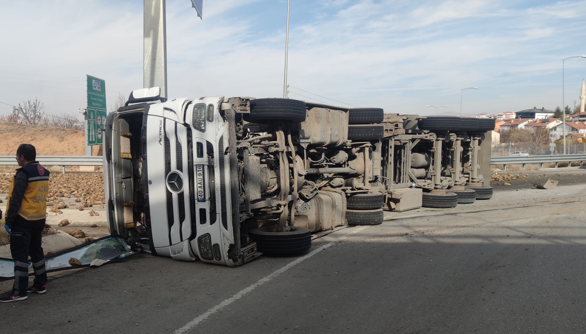 Güneykent’te Pancar Yüklü Tır Devrildi (1)