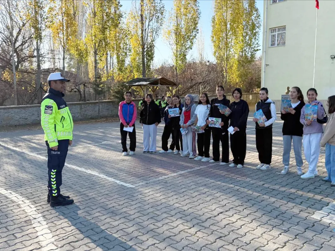 Jandarma, Öğrencilere Trafik Kurallarını Anlattı (3)
