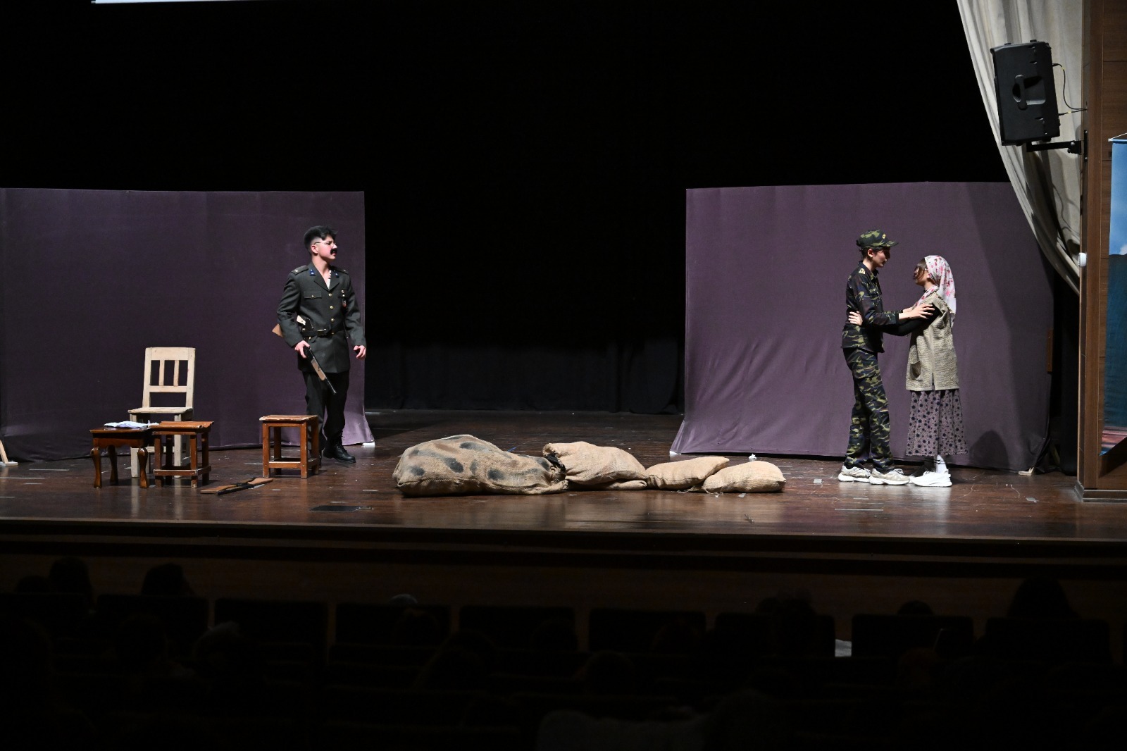 ‘Karanlıktan Aydınlığa’ Çocuk Oyunu Ayakta Alkışlandı (4)