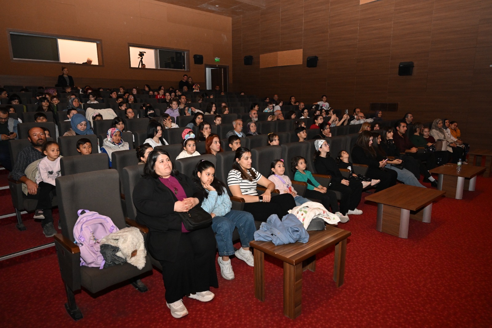 ‘Karanlıktan Aydınlığa’ Çocuk Oyunu Ayakta Alkışlandı (6)