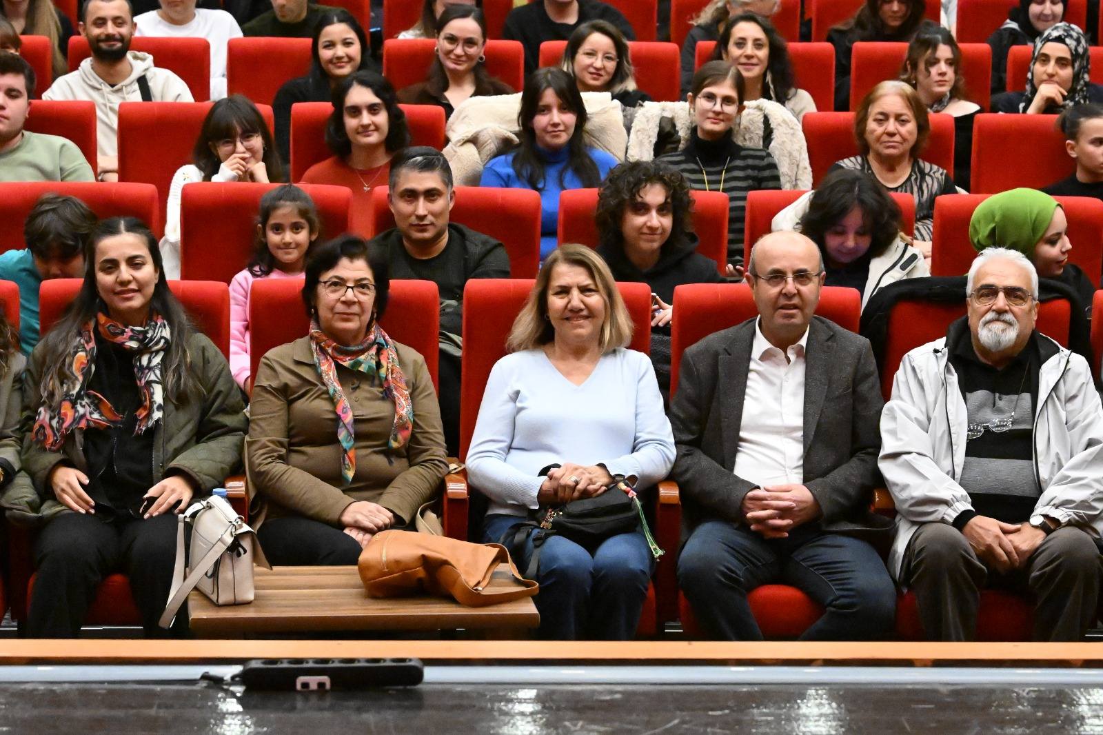 Kırşehir 3. Tiyatro Festivali’nde ‘Übü’nün Rol Fabrikası’ Izleyiciyle Buluştu1