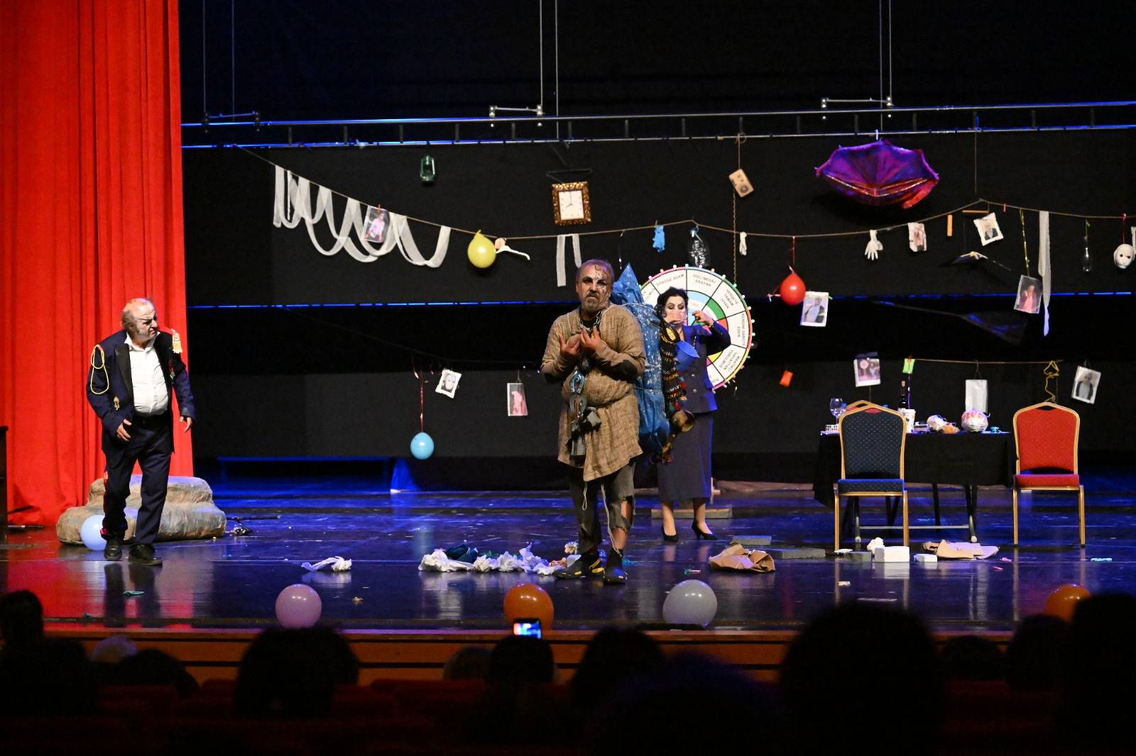 Kırşehir 3. Tiyatro Festivali’nde ‘Übü’nün Rol Fabrikası’ Izleyiciyle Buluştu4