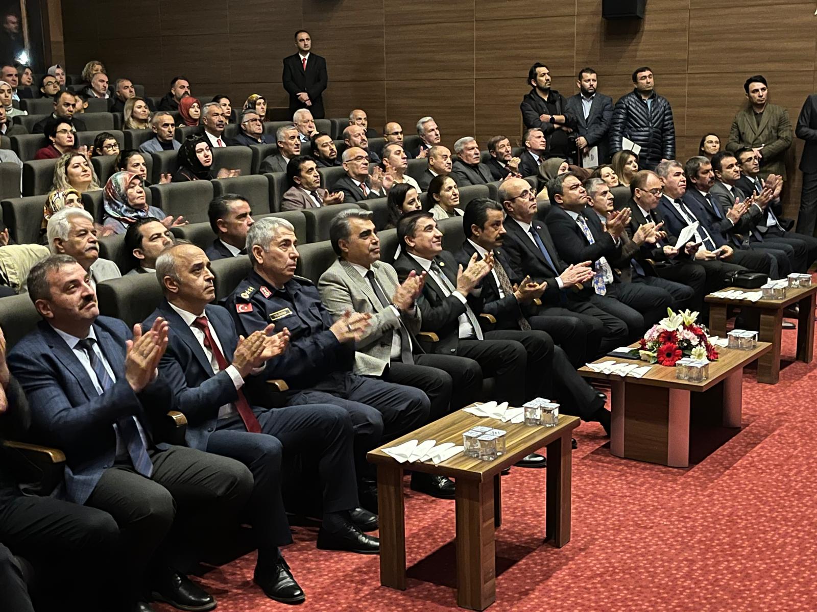 Kırşehir’de Aydınlık Nesillerin Mimarı Öğretmenlerin Günü Kutlandı (1)-1