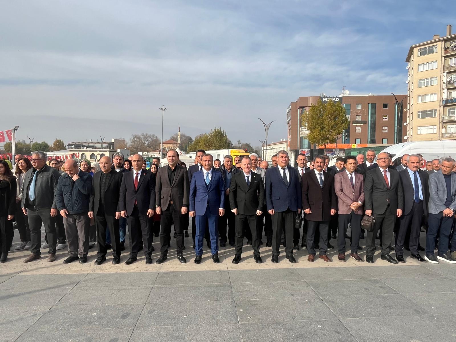 Kırşehir’de Aydınlık Nesillerin Mimarı Öğretmenlerin Günü Kutlandı (2)-1