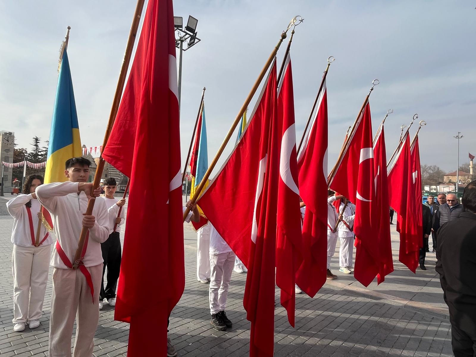 Kırşehir’de Aydınlık Nesillerin Mimarı Öğretmenlerin Günü Kutlandı (4)-1