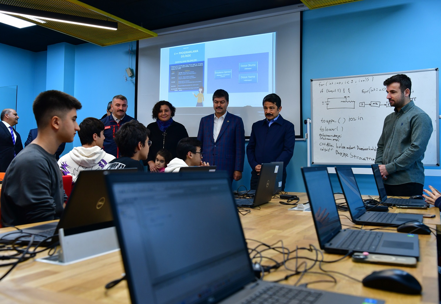 Kırşehir'den Geleceğin Teknoloji Yıldızları Yükseliyor! Gençler Mezuniyet Coşkusunu Yaşadı (5)