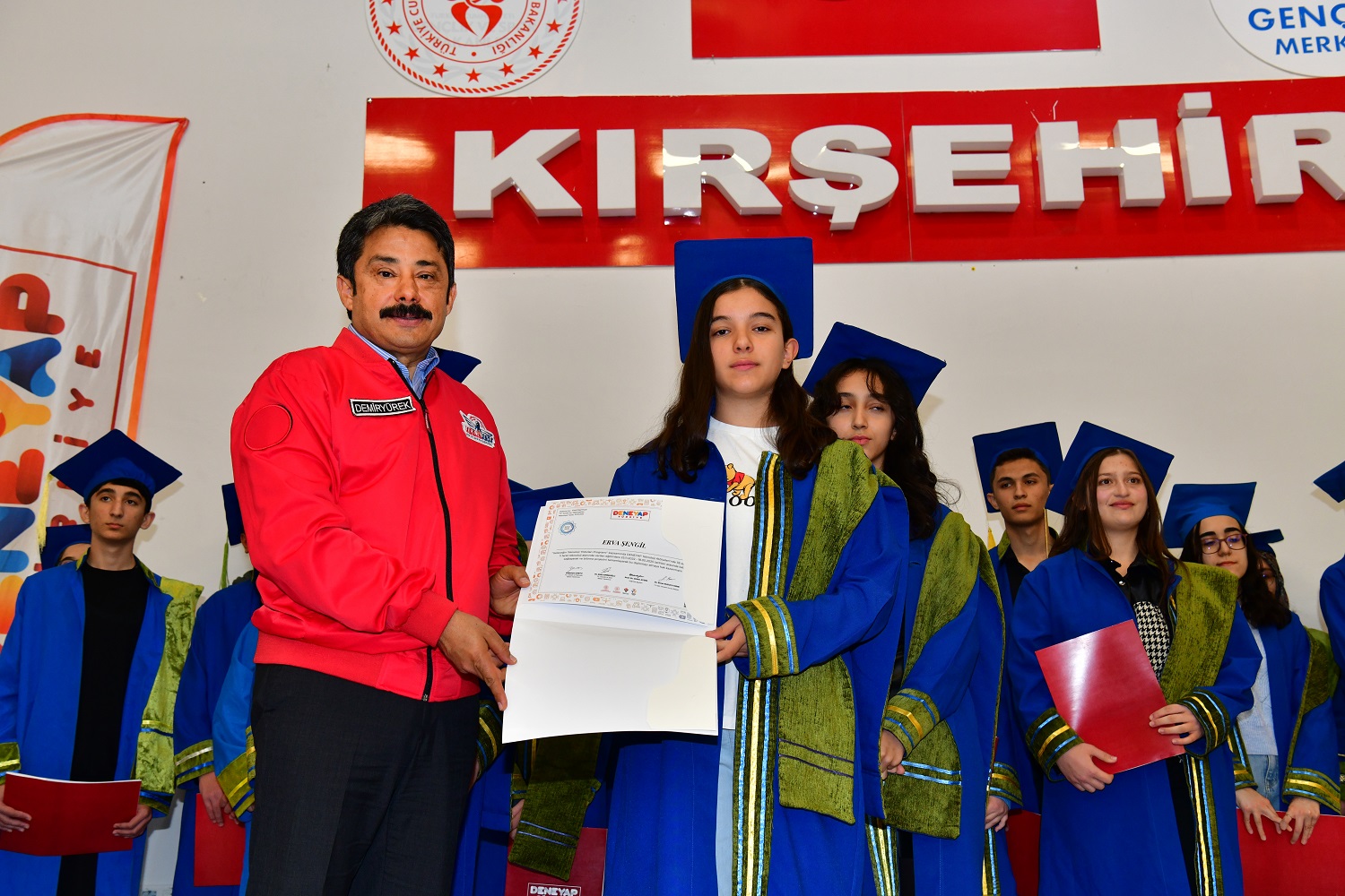 Kırşehir'den Geleceğin Teknoloji Yıldızları Yükseliyor! Gençler Mezuniyet Coşkusunu Yaşadı (9)