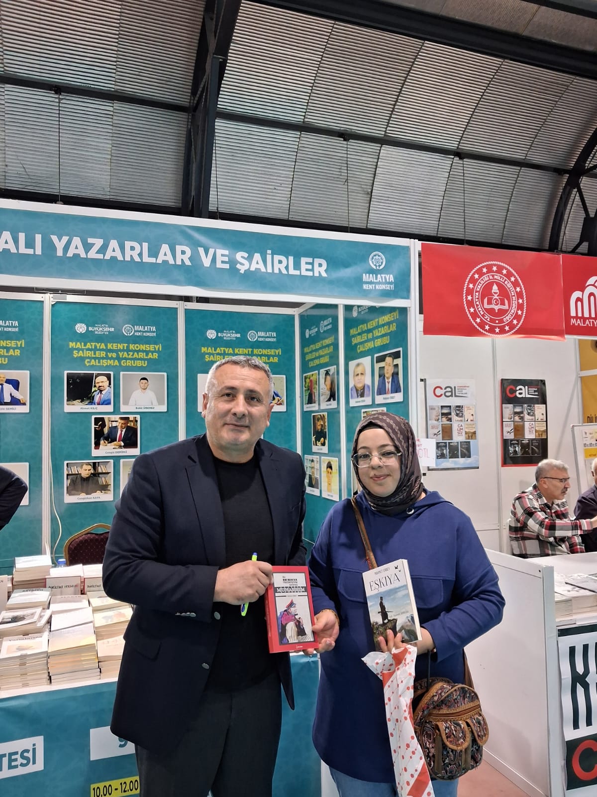 Kırşehir’in Edebiyat Yüzü Doç. Dr. Erbey, Fuarı Salladı 6