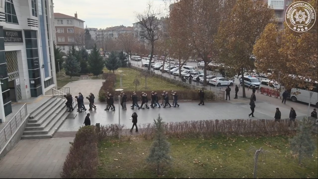10 Şüpheli Tutuklandı, 20 Bin Dolar Ele Geçirildi (1)