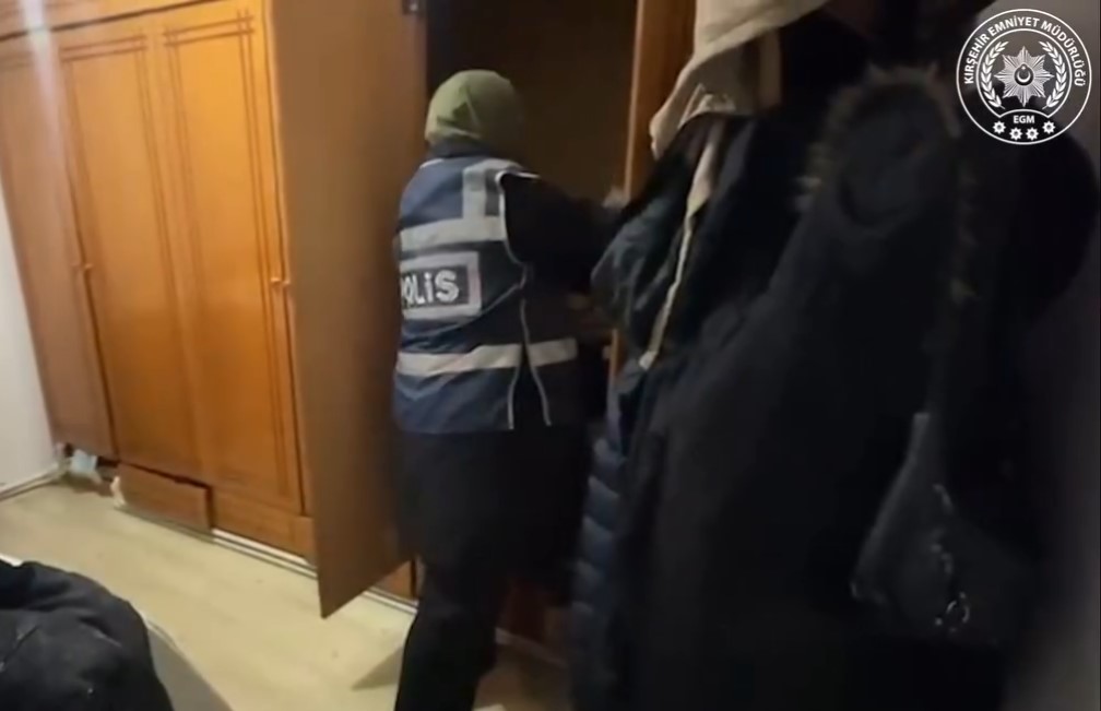 10 Şüpheli Tutuklandı, 20 Bin Dolar Ele Geçirildi (10)