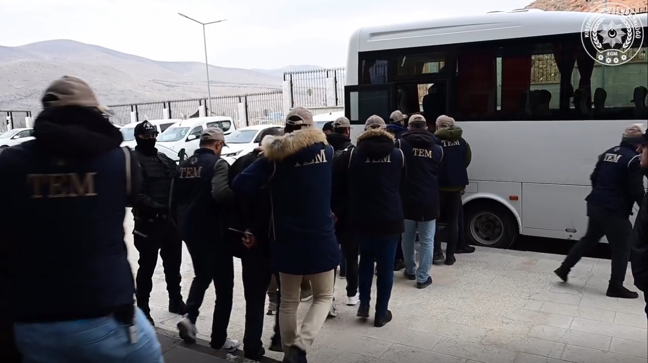 10 Şüpheli Tutuklandı, 20 Bin Dolar Ele Geçirildi (14)