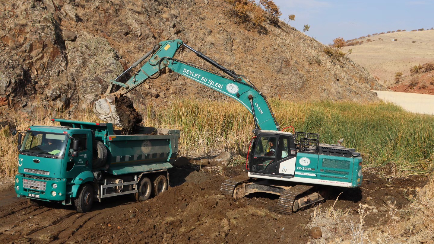 586572505 1165949142388584 2432983224686745891 N