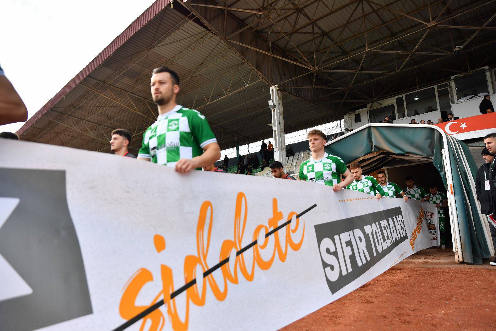 Ahi Stadı’nda Futbolcular Farkındalık Pankartı Açtı1