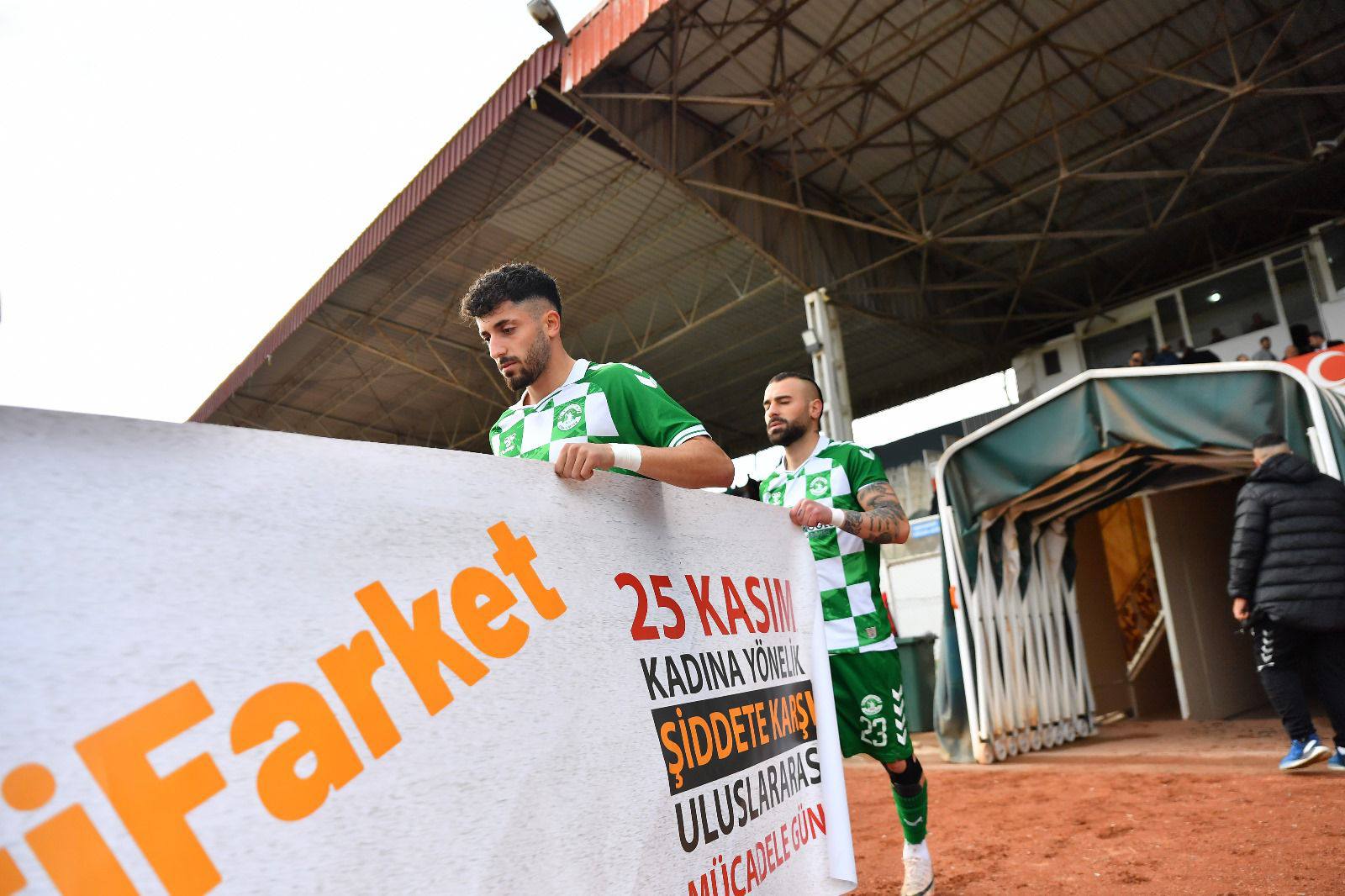 Ahi Stadı’nda Futbolcular Farkındalık Pankartı Açtı2