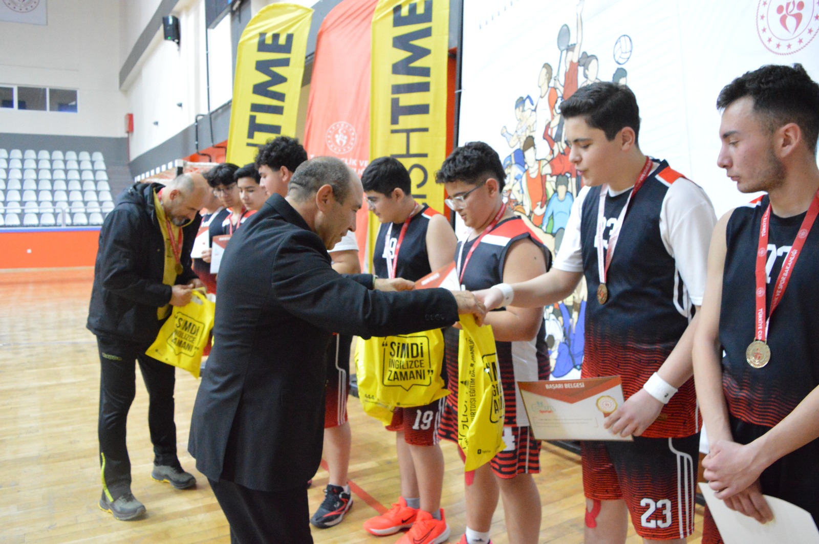 Genç Basketbolcuların Ödül Sevinci