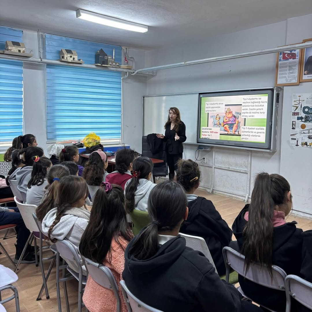 Güçlü Kızlar Aydınlık Yarınlar Mucur Toplum Sağlığı Merkezi Sorumlu Hekimi Ve Değerli Sağlık Eki (1)