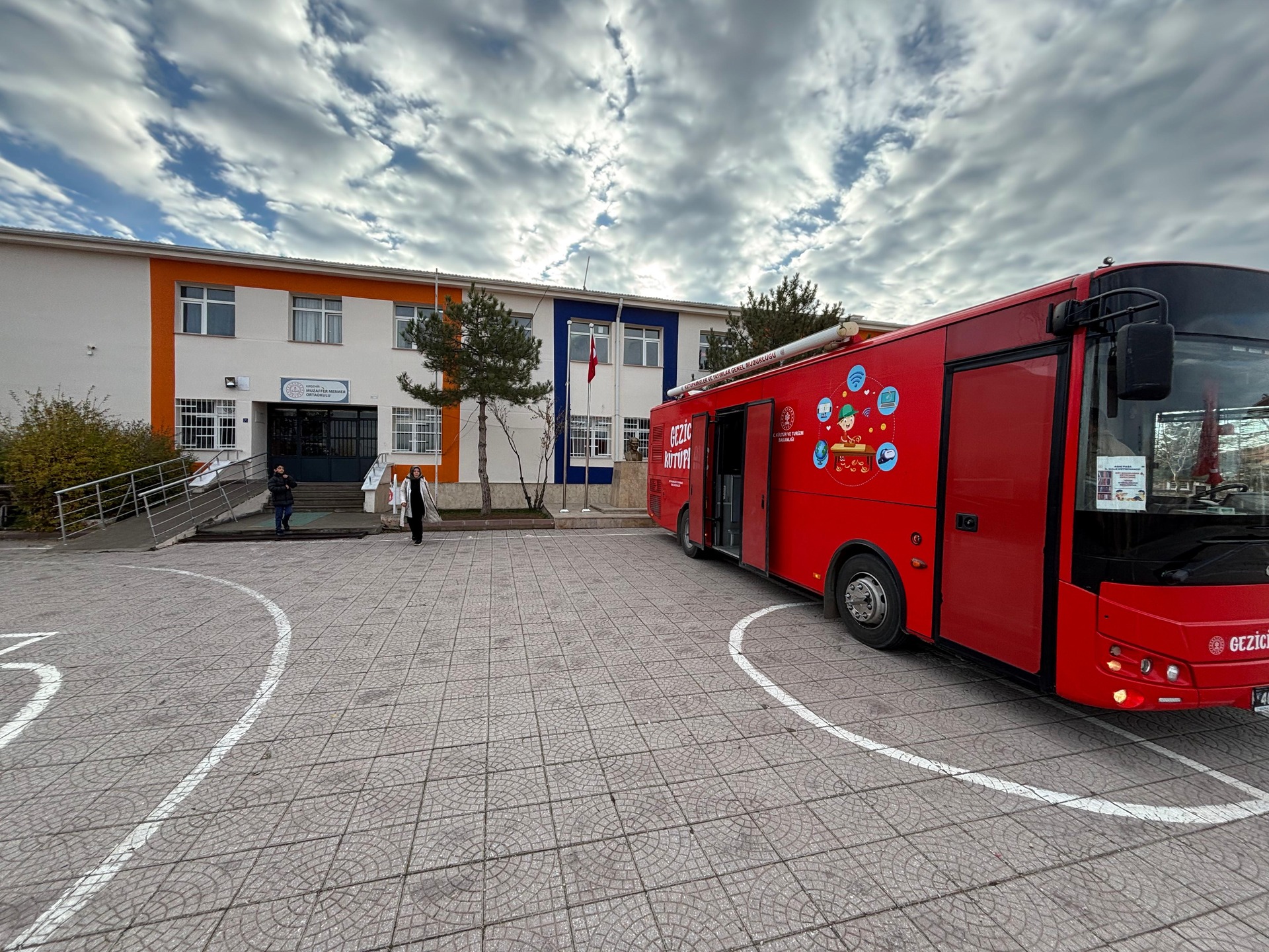 Kırşehir Gezici Kütüphanesi Öğrencilerle Buluştu