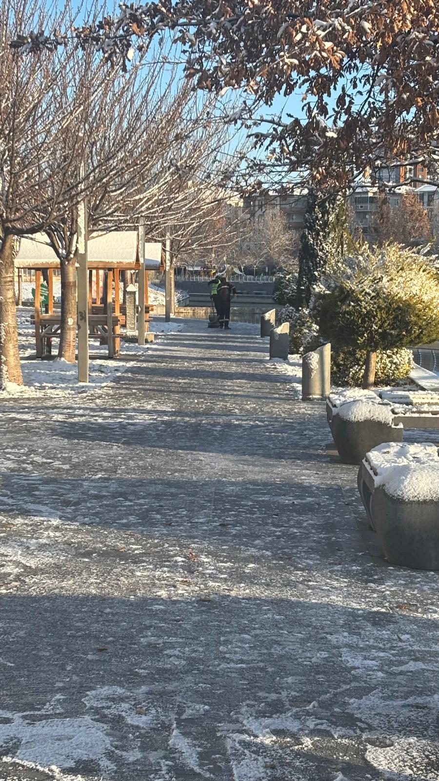 Kırşehir Sabahı Buzlanmayla Uyandı