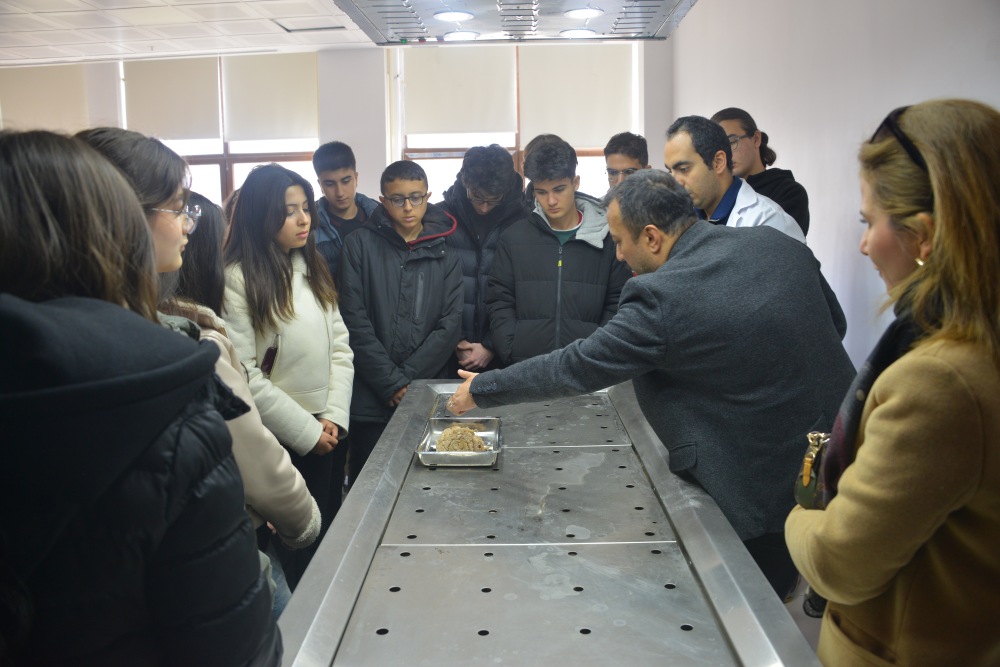 Kırşehir’de Geleceğin Doktorları Tıp Fakültesi’ni Keşfetti (7)