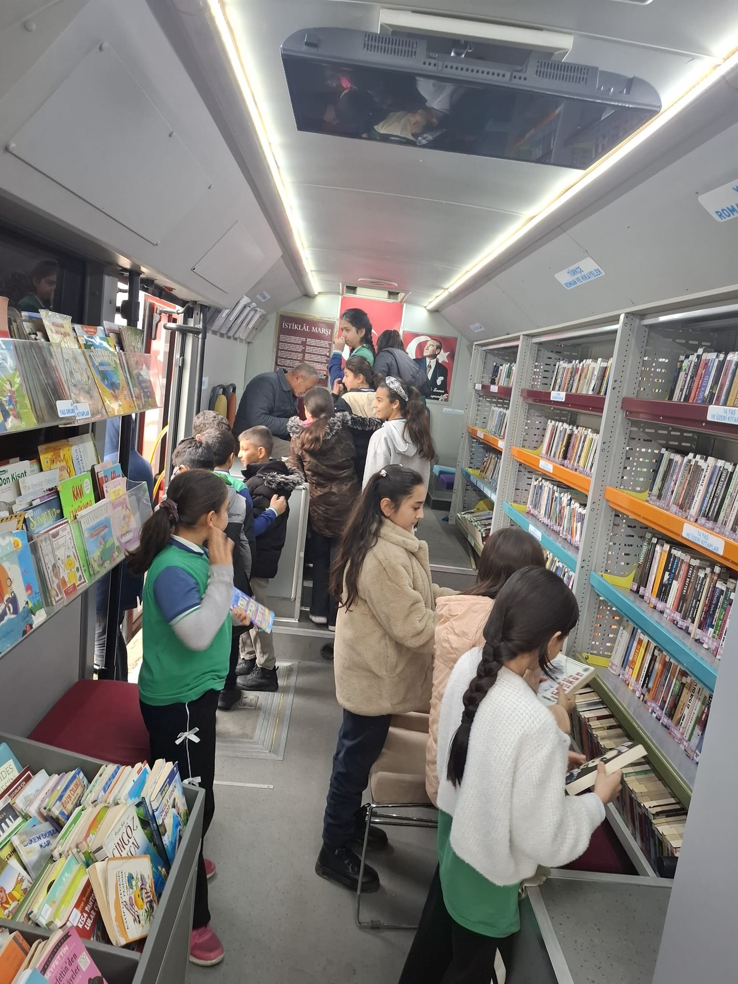 Kırşehir’de Gezici Kütüphane Öğrencilerle Buluştu 2