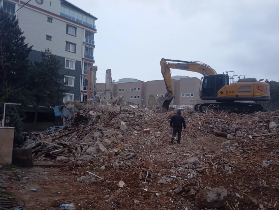 Kırşehir’de Riskli Bina Yıkımı Başladı (1)