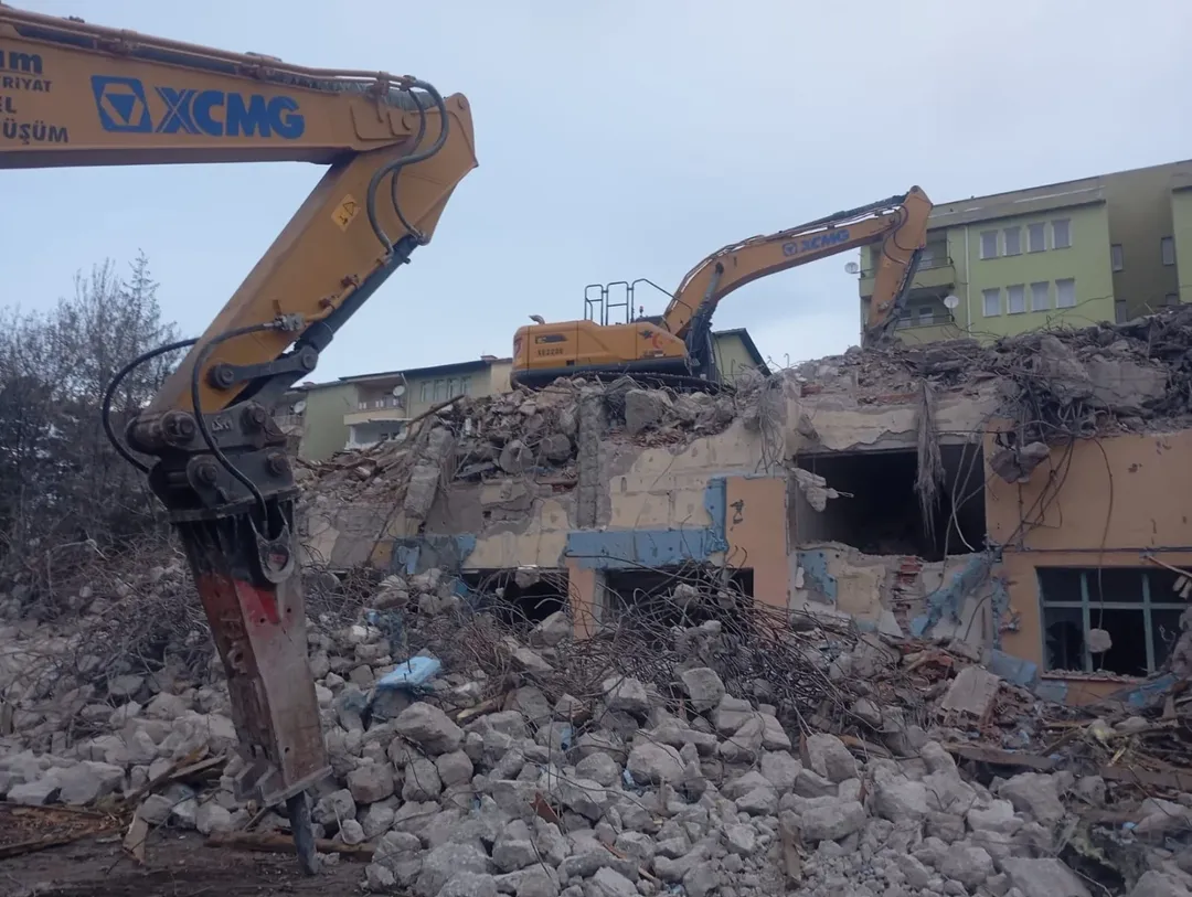 Kırşehir’de Riskli Bina Yıkımı Başladı (3)