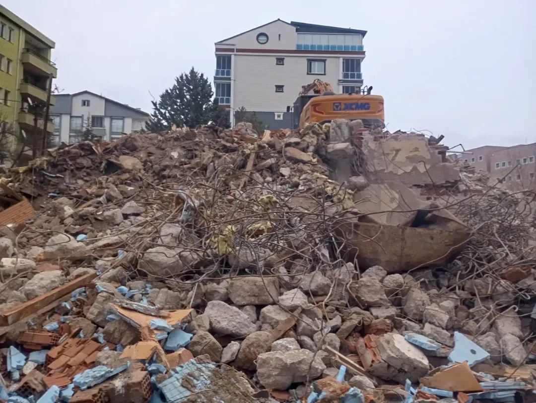 Kırşehir’de Riskli Bina Yıkımı Başladı (4)