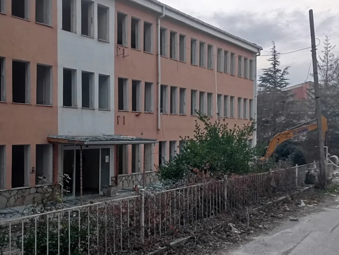 Kırşehir’de Riskli Bina Yıkımı Başladı (5)