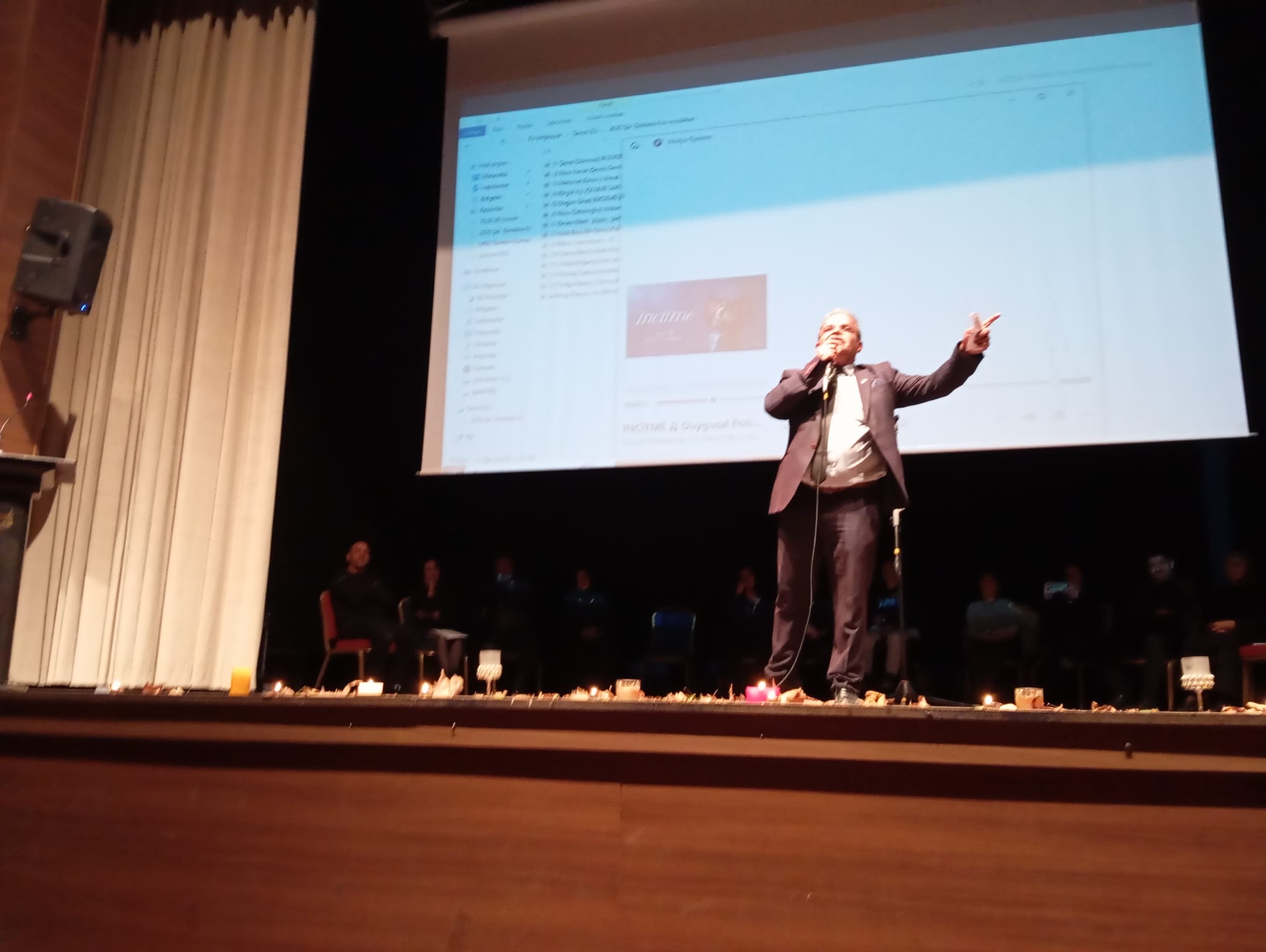 Kırşehir'de Zaman Durdu Şiirler Sahne Aldı