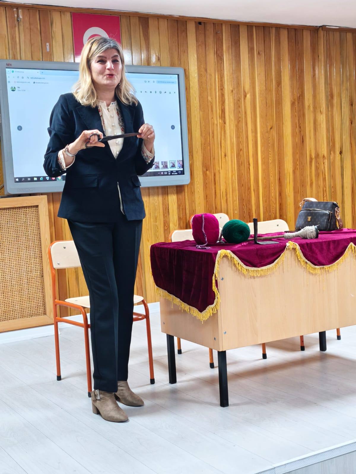 Öğrenciler Özbağ Halısı’nın Sırlarını Dinledi (6)