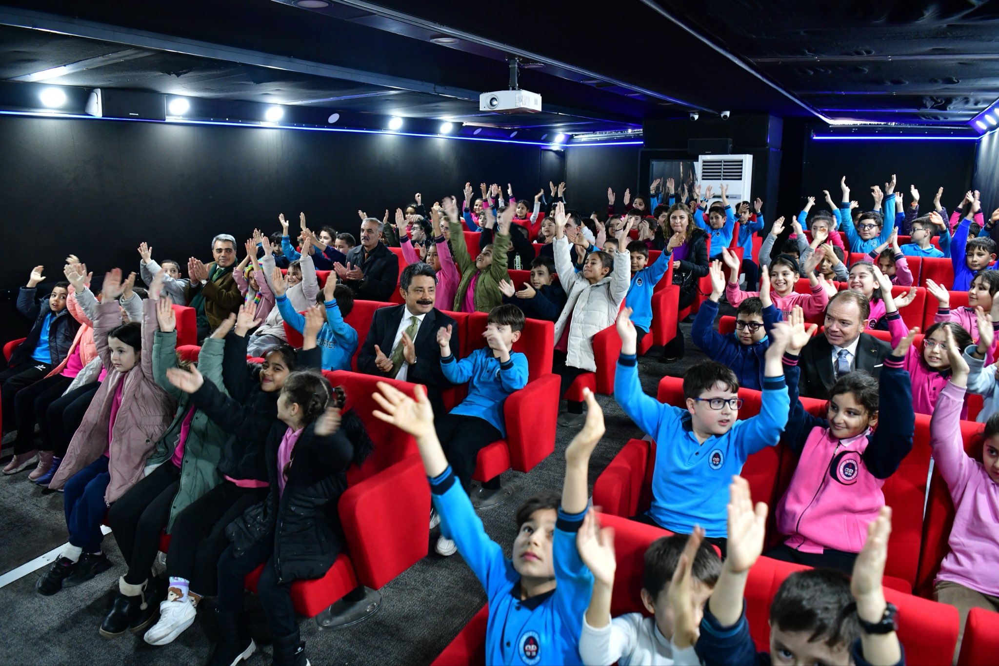 Perde Çocuklar Için Açıldı