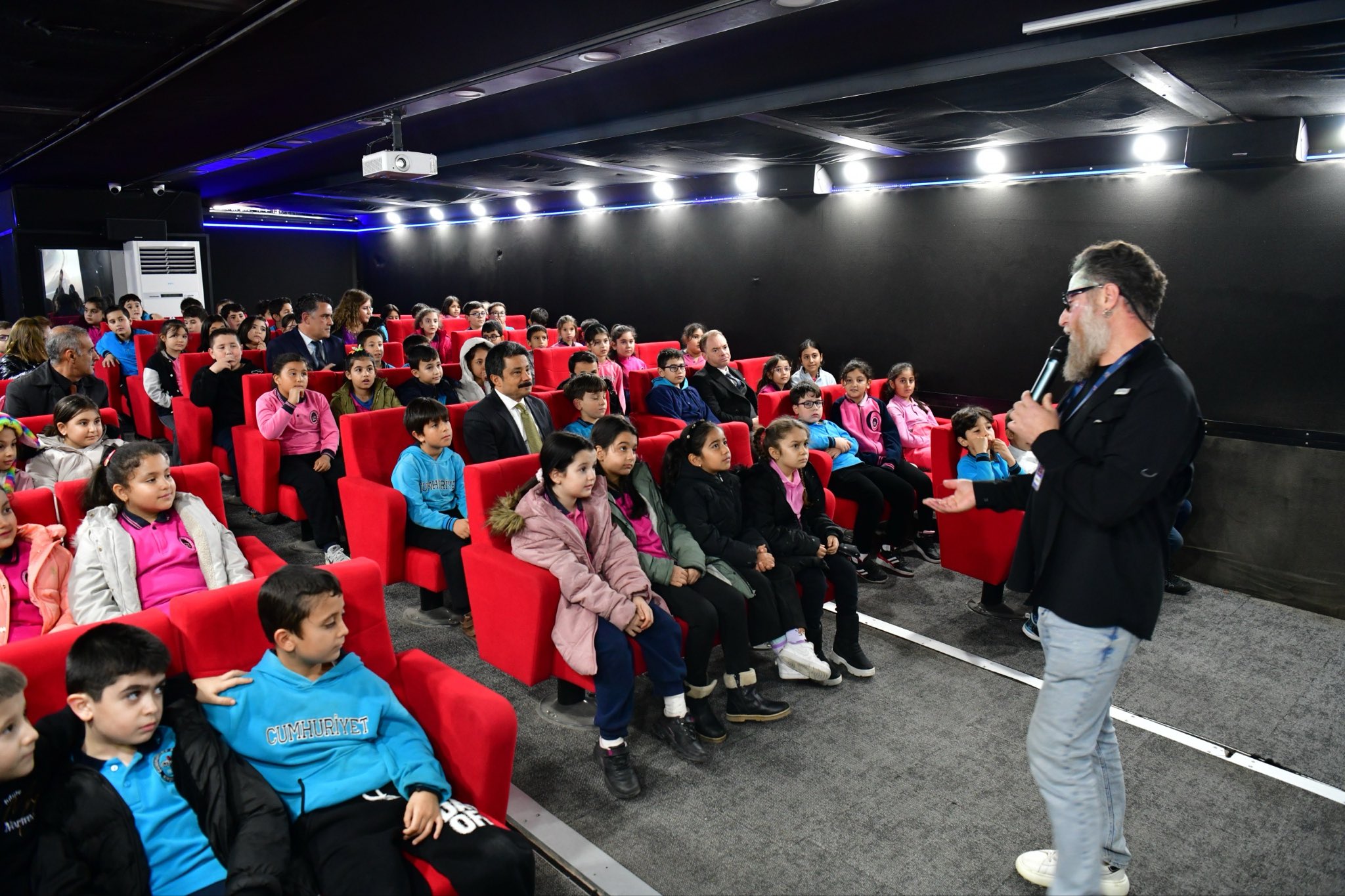 Perde Çocuklar Için Açıldı1